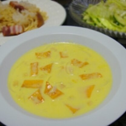 わ～粉末の玉葱スープあったのに勘違いして南瓜の粉末スープで作っちゃった～（笑い）
パスタと一緒に頂きました♪美味しかった～(*^^)vほっとする味ですね♪